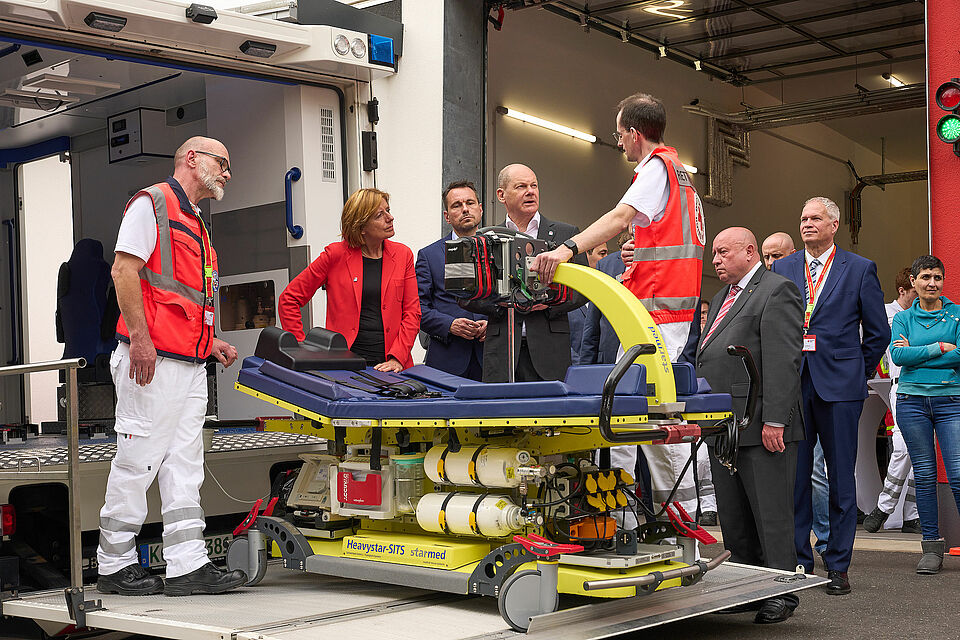 Vorführung Rettungstrage u.a. mit Frau Dreyer