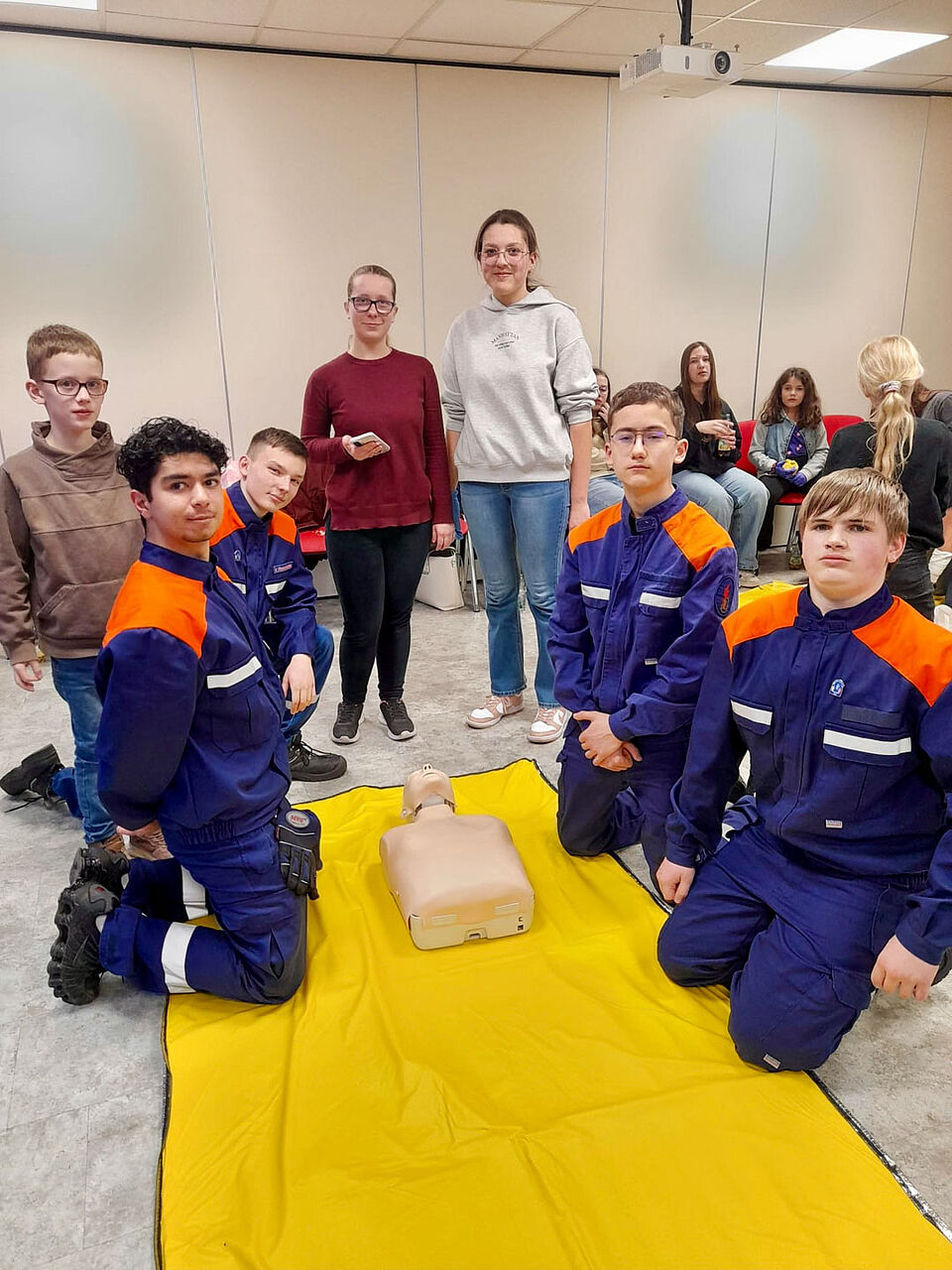 Jugendfeuerwehr Karthause beim Training am Reanimationsdummy