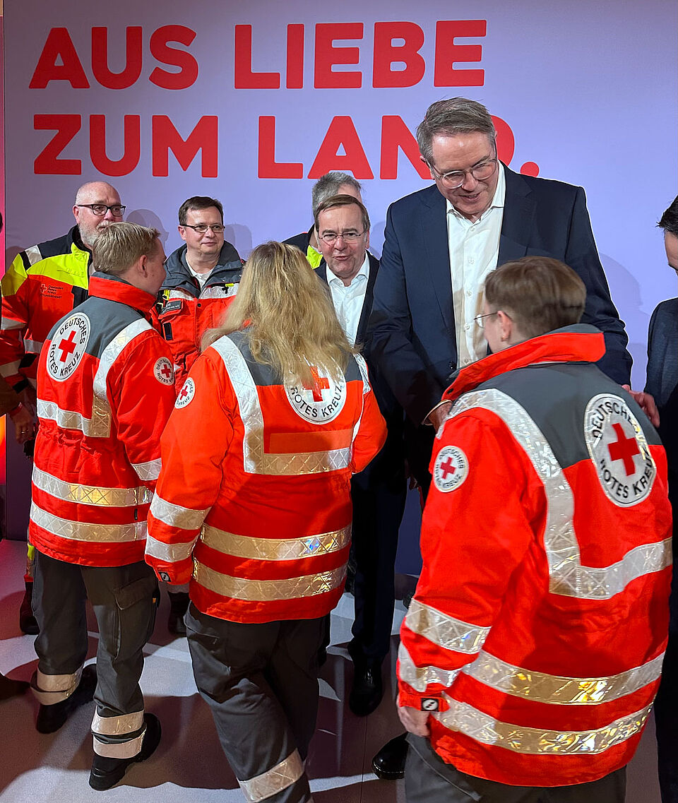 Boris Pistorius, Alexander Schweitzer mit Rettungssanitätern