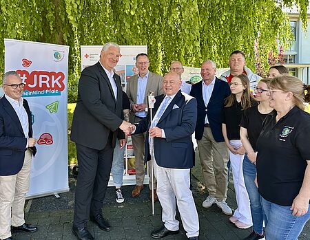 Übergabe der Fackel an Leo Biewer.