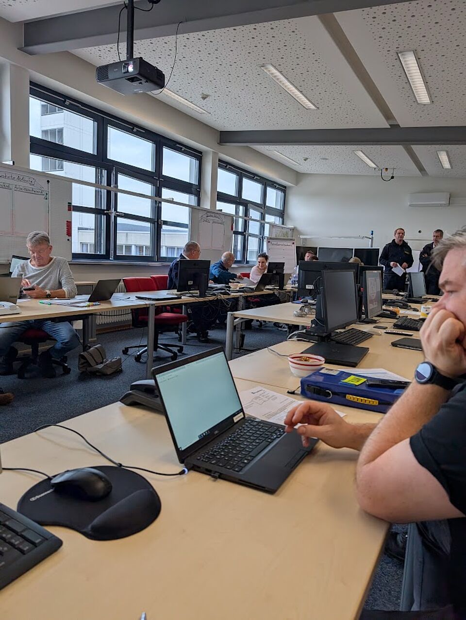 Viele Laptops an Tischen