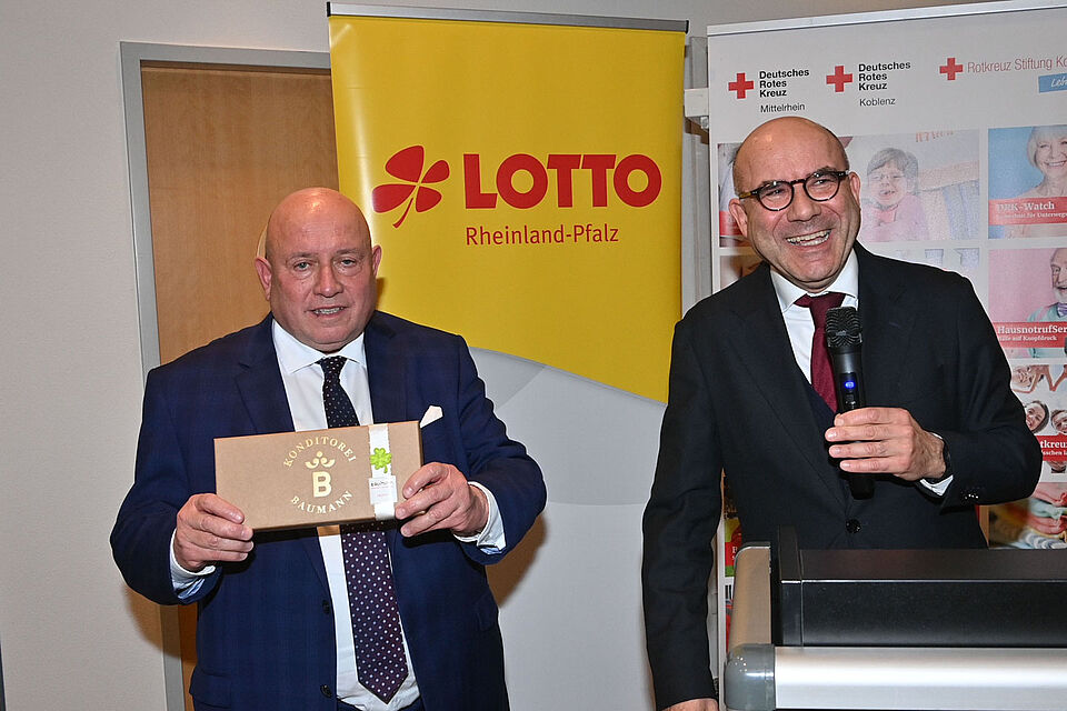 Leo Biewer erhält Pralinen