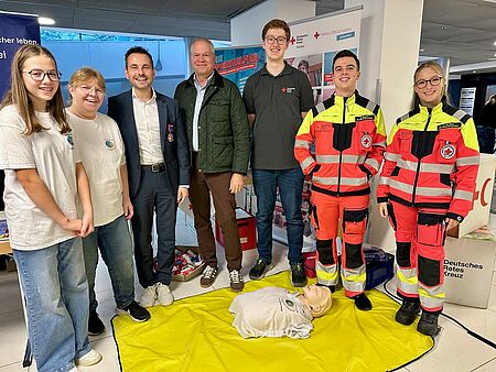 Gruppenbild u.a. mit OB Langner, Hr. Maser, Notfallsanitätern