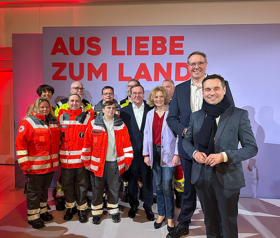 Boris Pistorius, Alexander Schweitzer, David Langner mit Rettungssanitätern