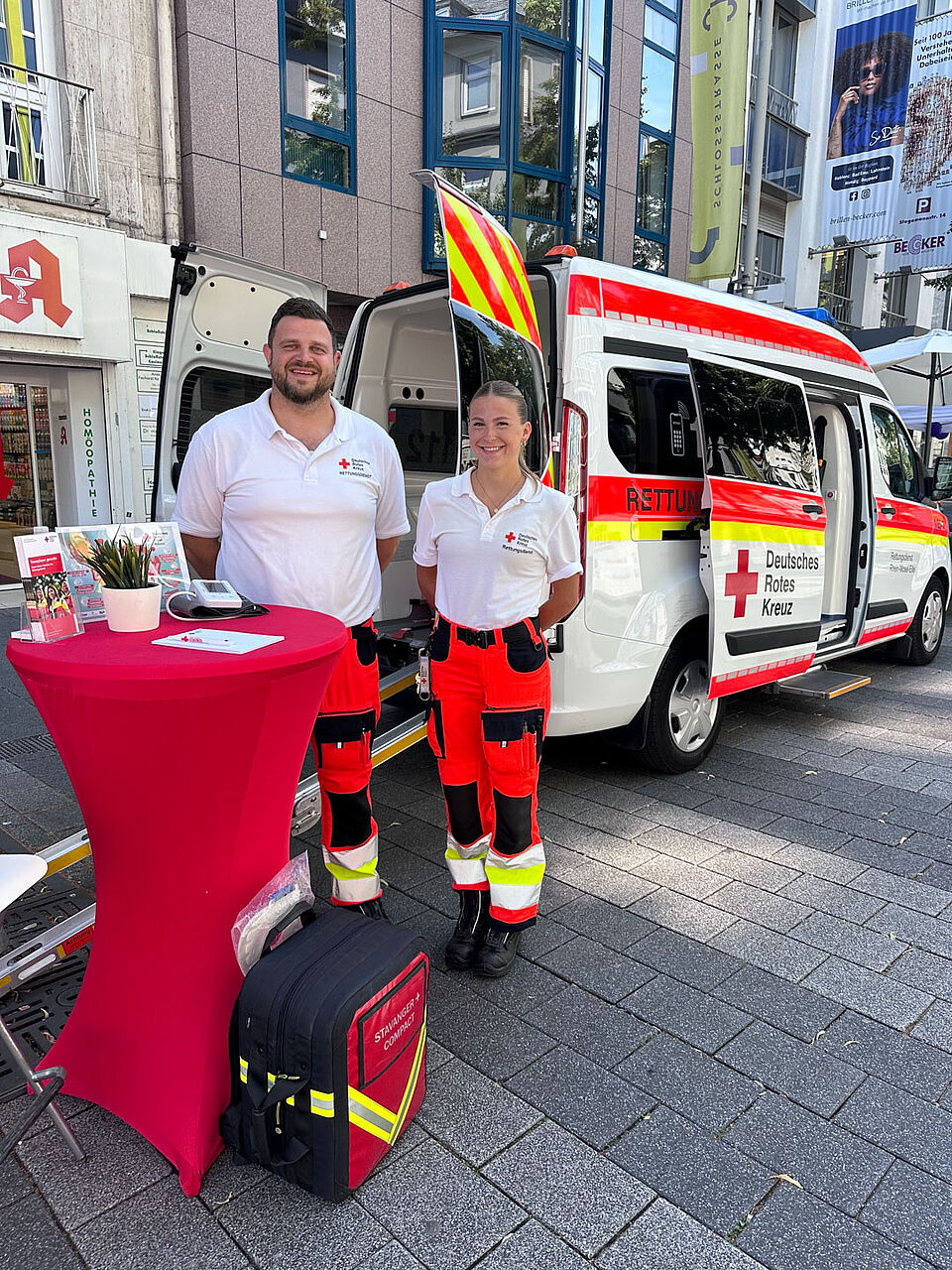 Sanitäter am Infostand
