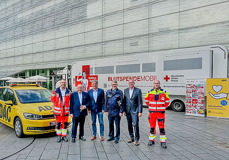 Leo Biewer, Martin Maser, Curt Beckmann, Björn Neureuter vor dem Blutspendemobil