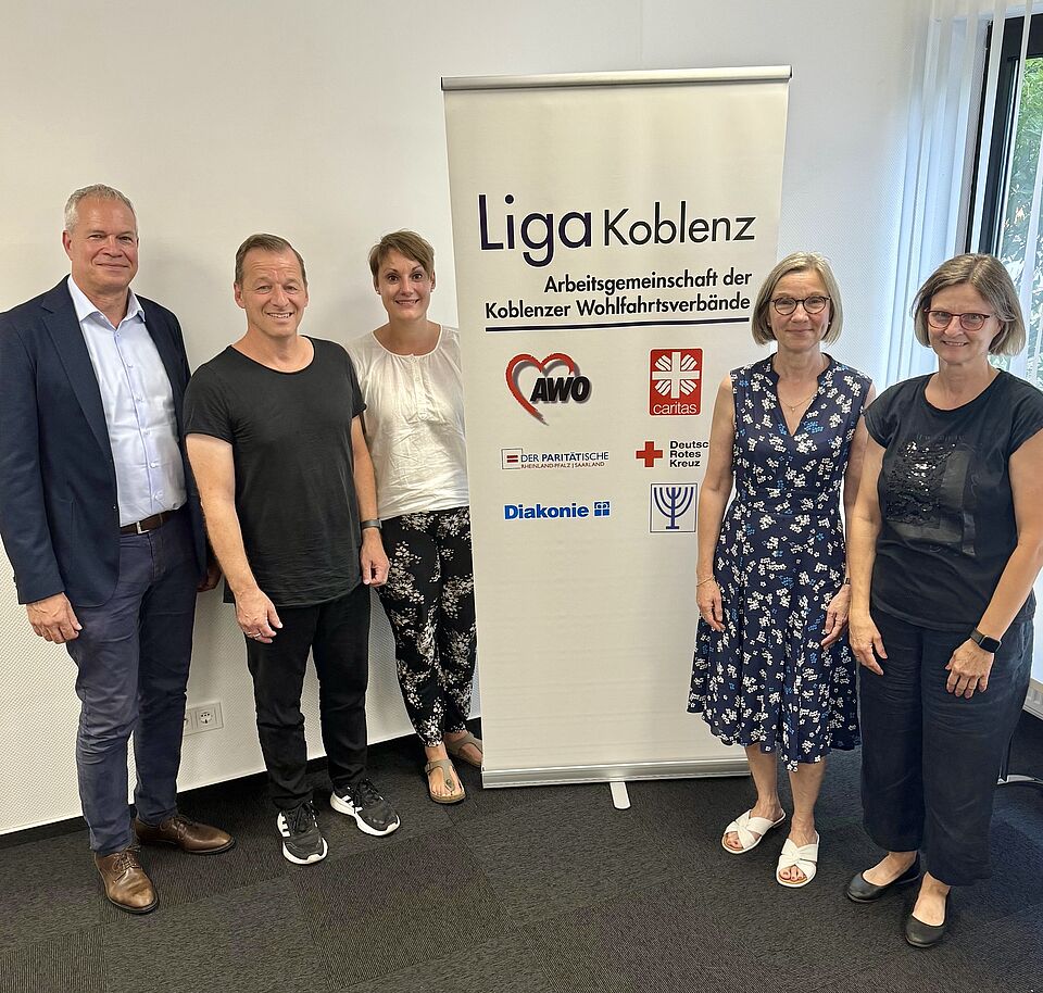 Gruppenbild vor Banner Liga Koblenz