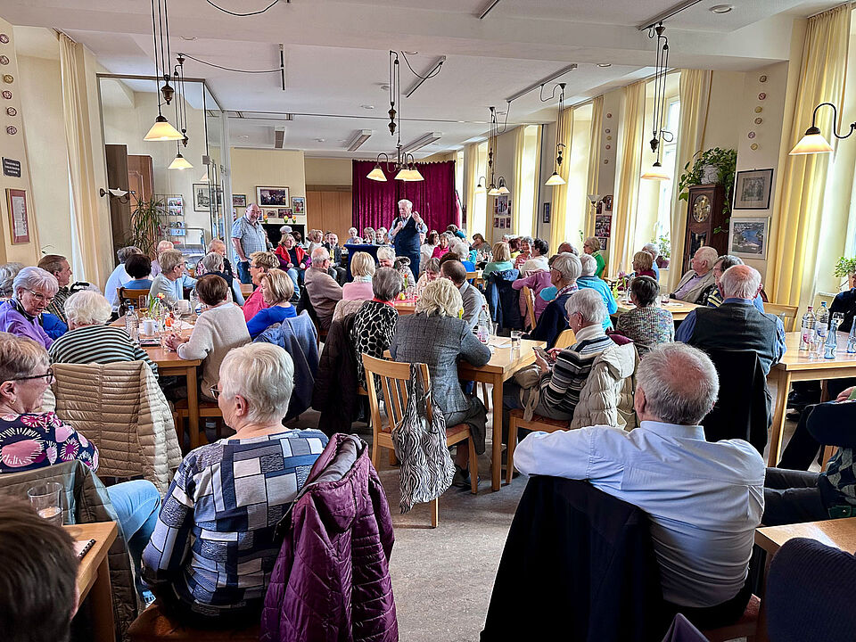 Seniorenveranstaltung: Redner und viele rüstige Zuhörer