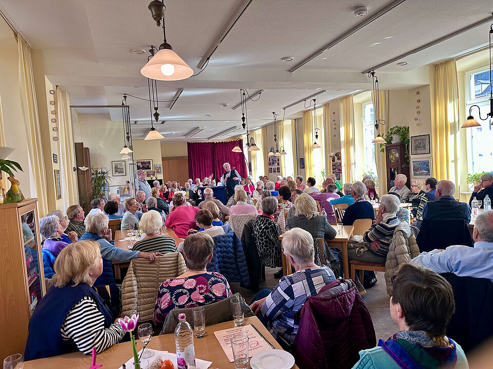 Seniorenveranstaltung: Redner und viele rüstige Zuhörer