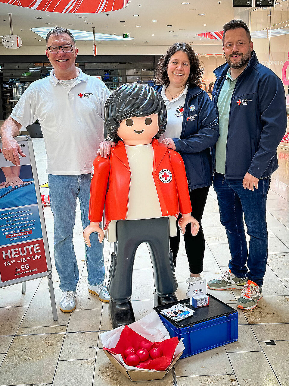 Gruppenbild mit großer Legofigur