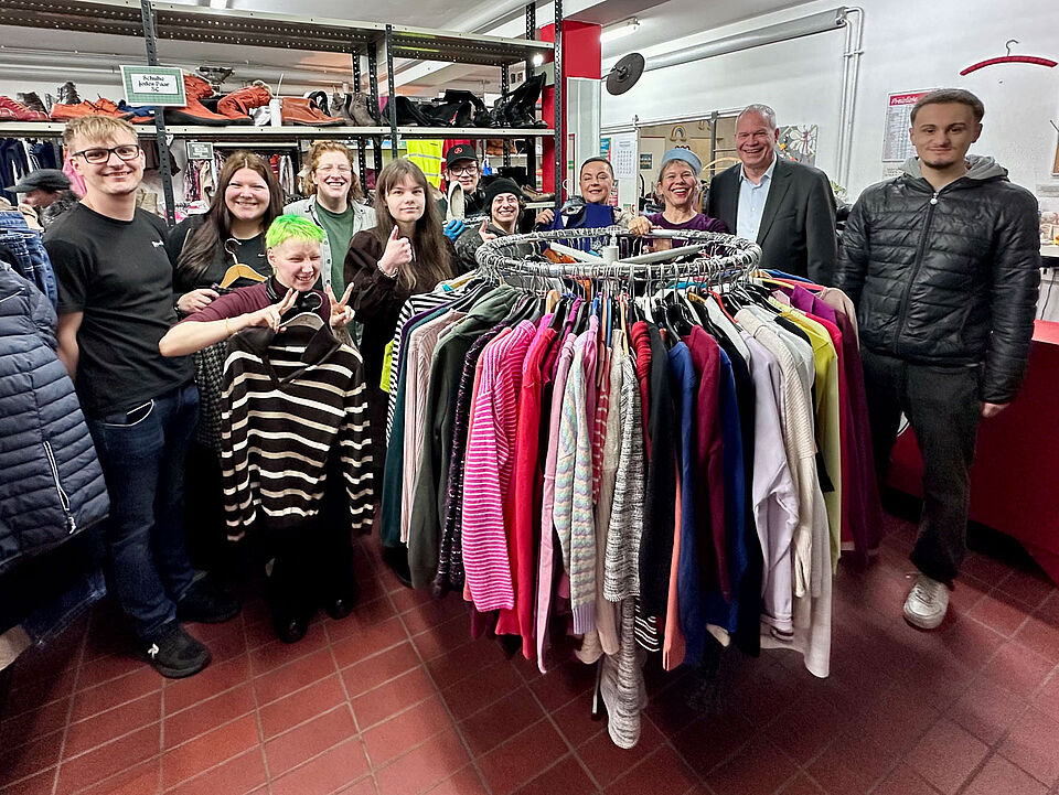 Junge Erwachsene im Kleidershop