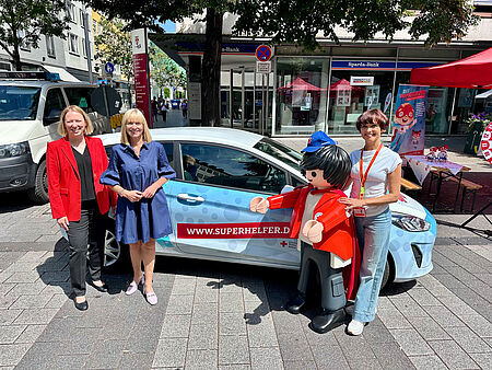 Gruppenbild mit auto