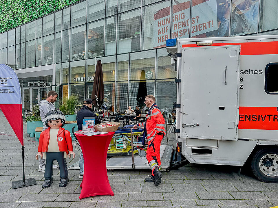 Rettungswagen und ein überdimensionales Lego-Männchen auf dem Zentralplatz